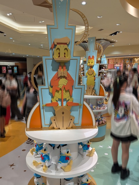 ドナルド像（ディズニーストア）