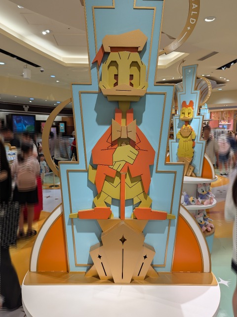 ドナルド像（ディズニーストア）