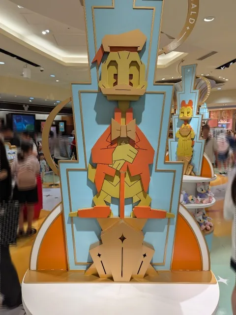ドナルド像(ディズニーストア)