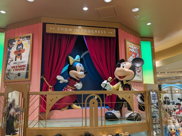 舞台上のミニーとミッキー（ディズニーストア）