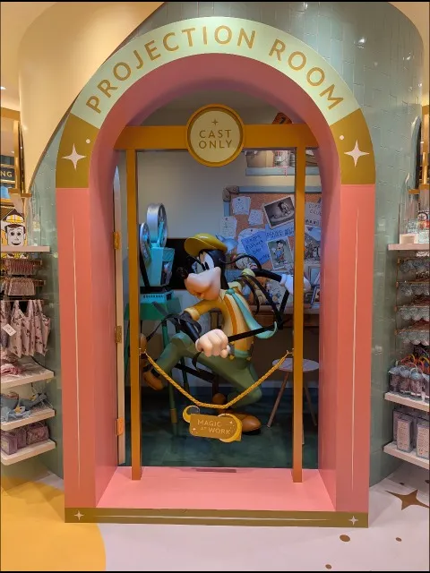 映写室のグーフィー（ディズニーストア）