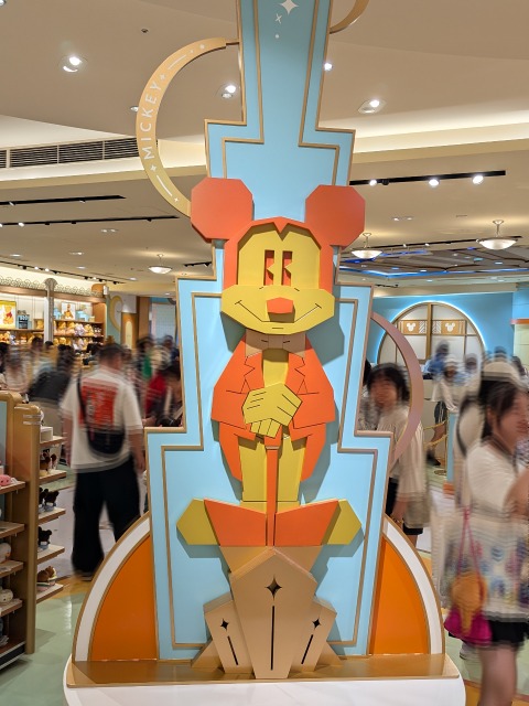 ミッキー像（ディズニーストア）