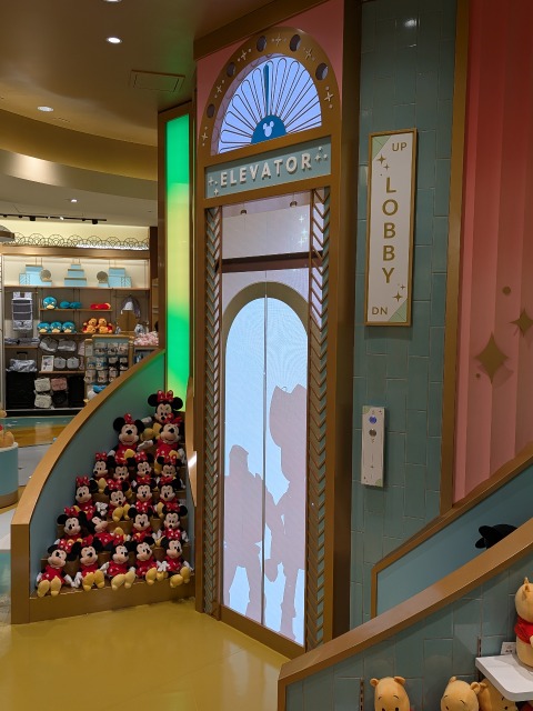 ロビーのエレベーター（ディズニーストア）