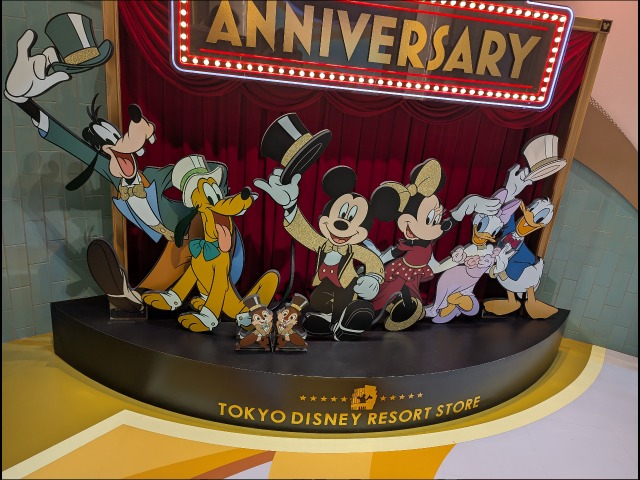 入り口のBIG8（ディズニーストア）