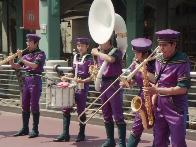 演奏中(ディスカバリー・ミュージック・トゥループ)