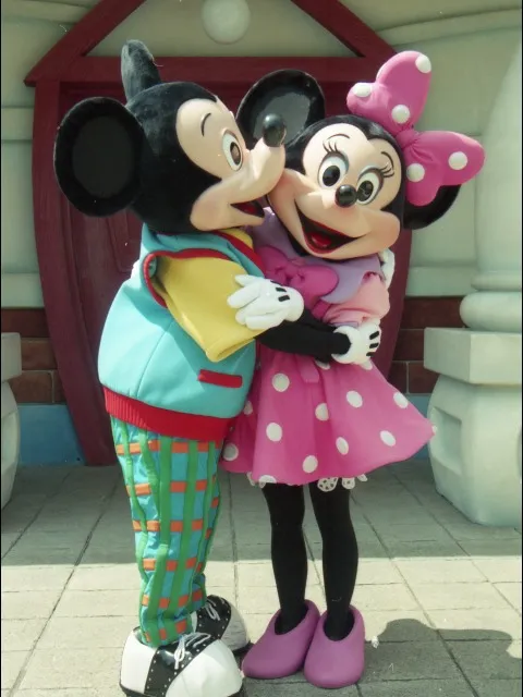 ミッキーにキスされるミニー（トゥーンタウン）