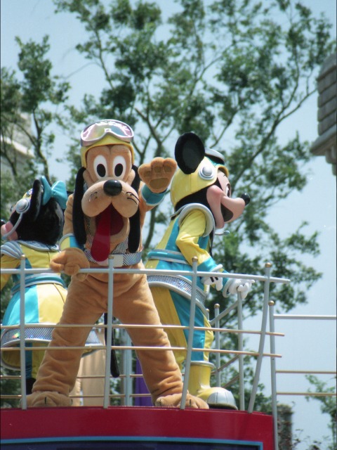 プルートとミッキー（バズ・ライトイヤー夏の大作戦）