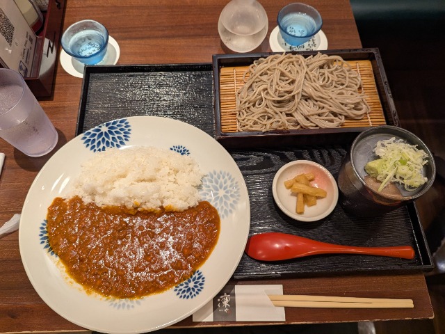 スパイシーカレーと蕎麦（凛や）