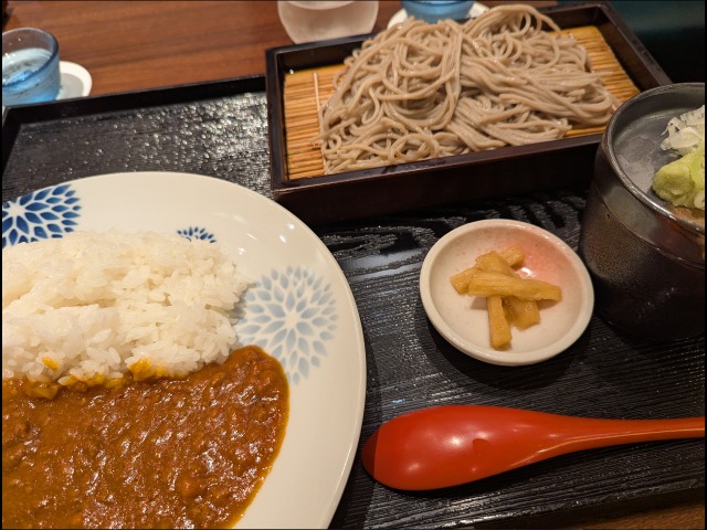 スパイシーカレーと蕎麦 アップ（凛や）
