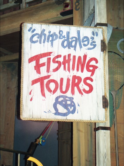 chip ＆ dale's FISHING TOURS 看板（ドナルドのボートビルダー）