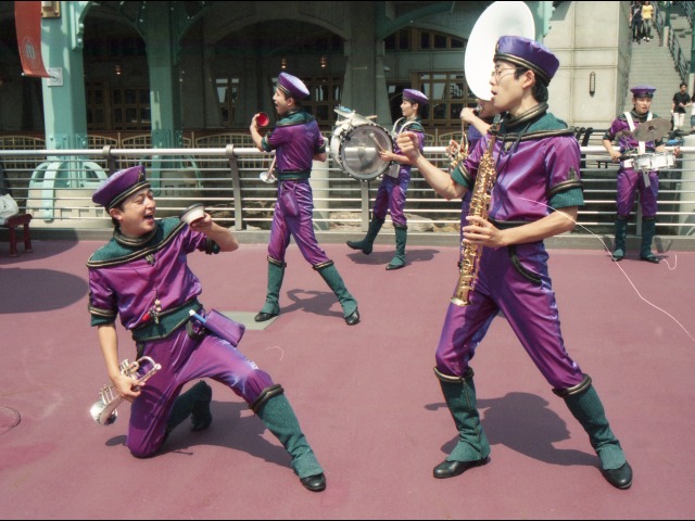 トランペットとサックス（ディスカバリー・ミュージック・トゥループ）