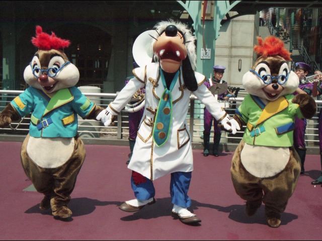 デール、グーフィー、チップ（ディスカバリー・ミュージック・トゥループ）