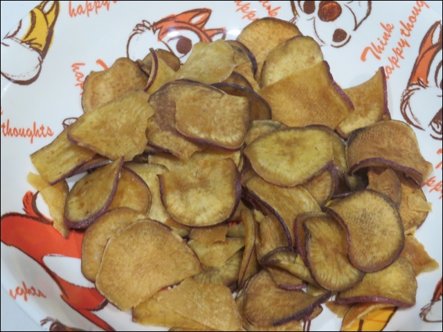 チップ＆デール さつまいもチップス SWEET POTATO FLAVOR 中身アップ（ディズニーストア）