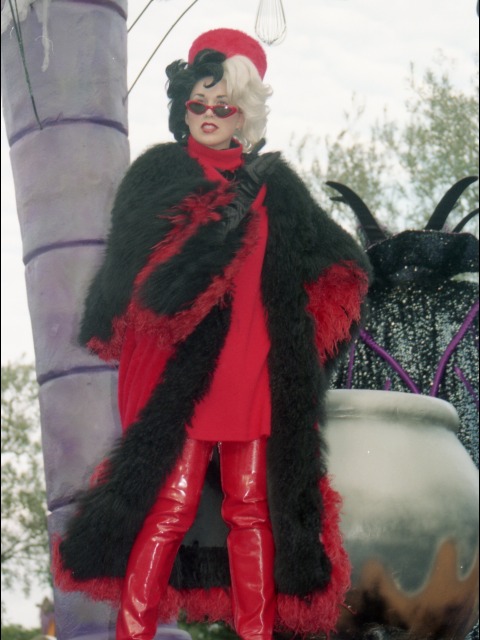 クルエラ（ディズニー・ハロウィーン・パレード 2004）