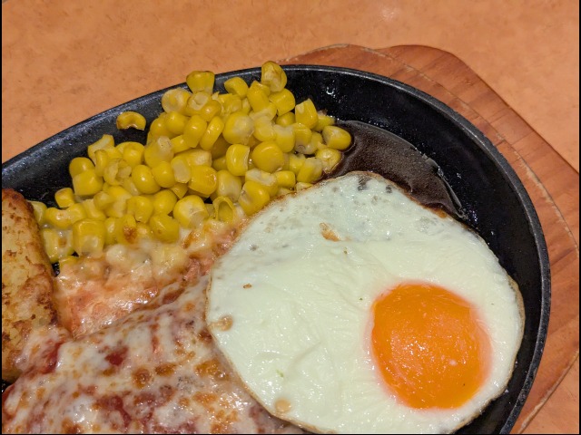 イタリアンハンバーグ 目玉焼きアップ（サイゼリヤ）
