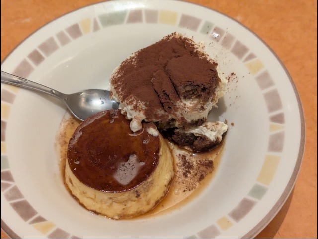 プリンとティラミス クラシコの盛合せ（サイゼリヤ）