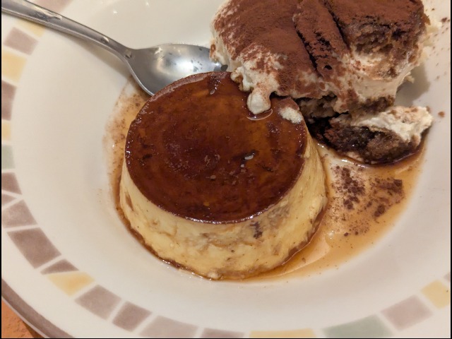 プリンとティラミス クラシコの盛合せ プリンアップ（サイゼリヤ）