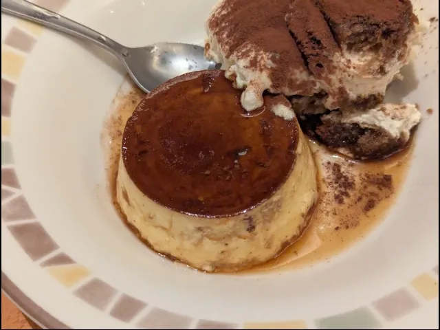 プリンとティラミス クラシコの盛合せ プリンアップ(サイゼリヤ)