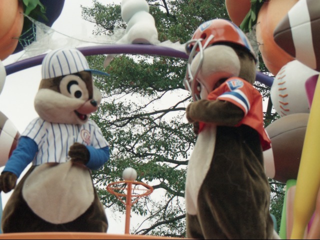 チップとデール（ディズニー・ハロウィーン・パレード 2004）