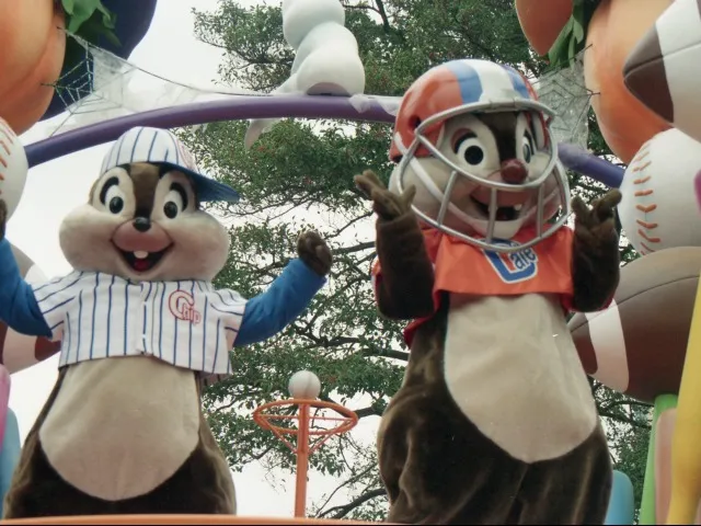 チップとデール（ディズニー・ハロウィーン・パレード 2004）