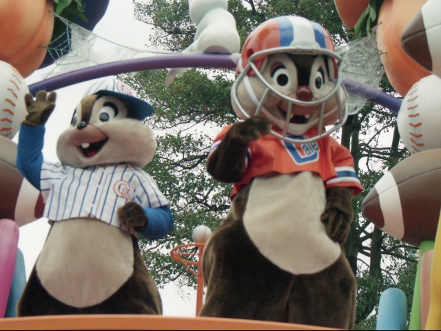 チップとデール（ディズニー・ハロウィーン・パレード 2004）