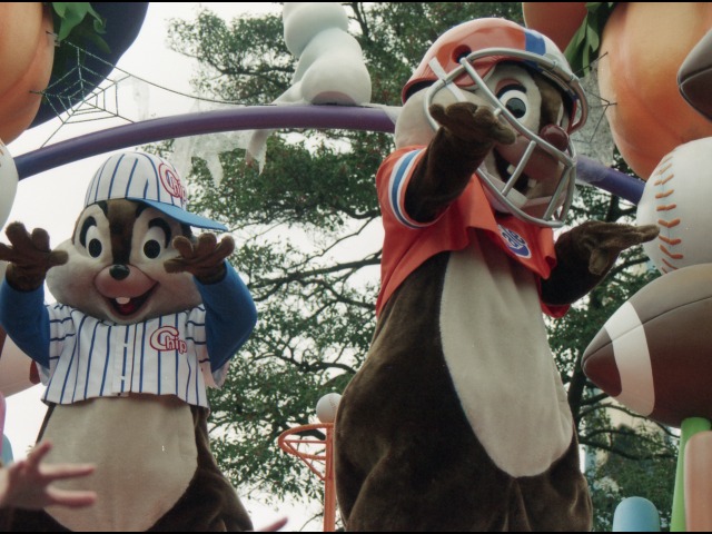 チップとデール（ディズニー・ハロウィーン・パレード 2004）