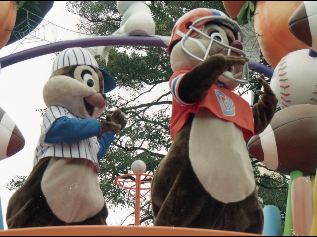 チップとデール（ディズニー・ハロウィーン・パレード 2004）