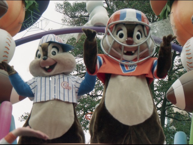 チップとデール（ディズニー・ハロウィーン・パレード 2004）