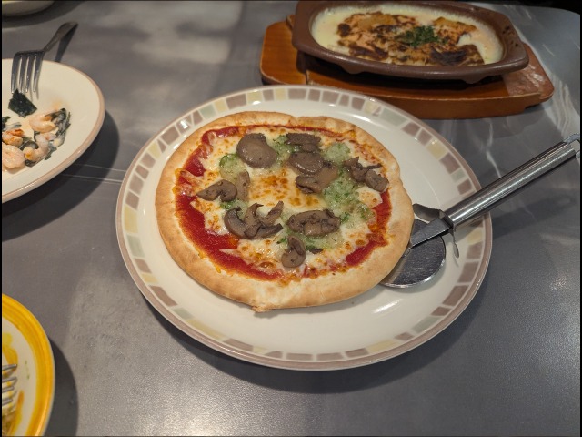 野菜ときのこのピザ（サイゼリヤ）
