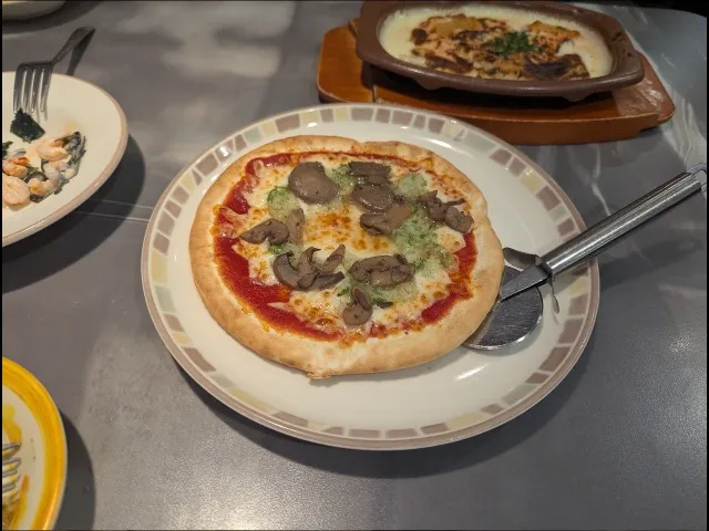 野菜ときのこのピザ（サイゼリヤ）