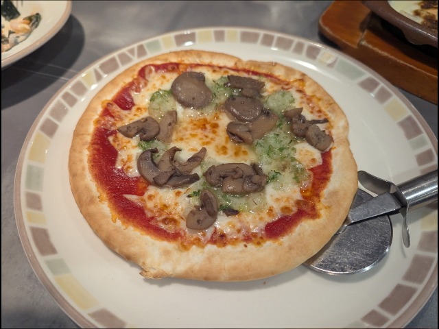 野菜ときのこのピザ（サイゼリヤ）