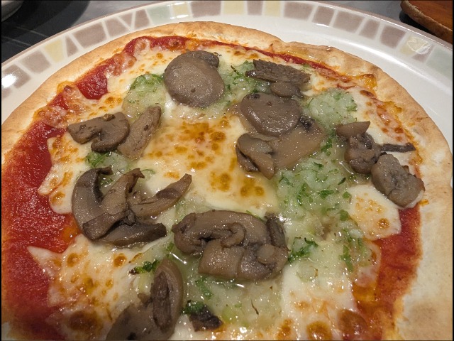野菜ときのこのピザ アップ（サイゼリヤ）