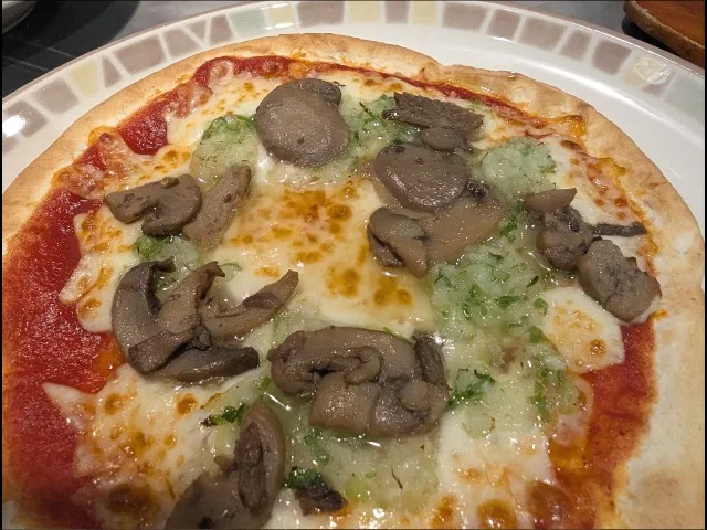 野菜ときのこのピザ アップ(サイゼリヤ)