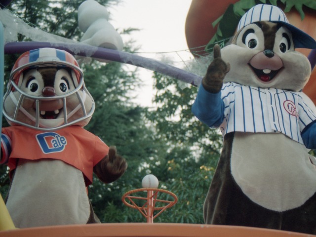 デールとチップ（ディズニー・ハロウィーン・パレード 2004）