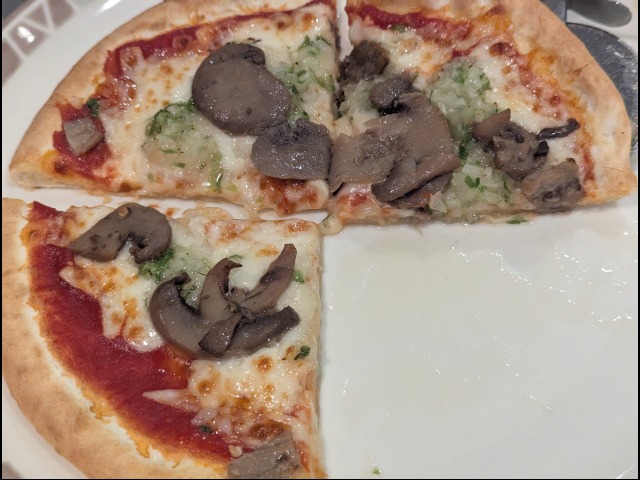 野菜ときのこのピザ カット（サイゼリヤ）