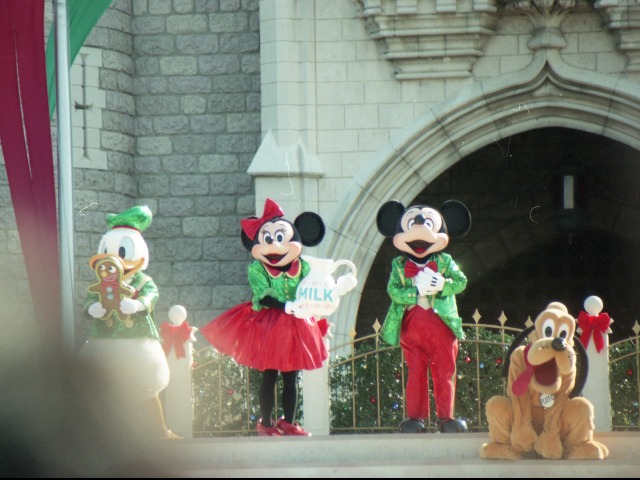 ドナルド、ミニー、ミッキー、プルート（ミッキーのクリスマスプレゼント）