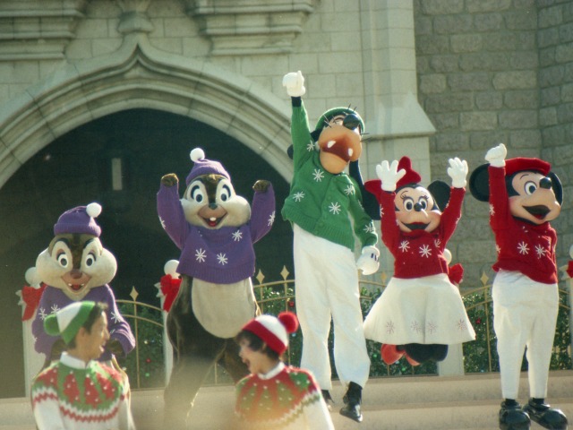 チップ、デール、グーフィー、ミニー、ミッキー（ミッキーのクリスマスプレゼント）