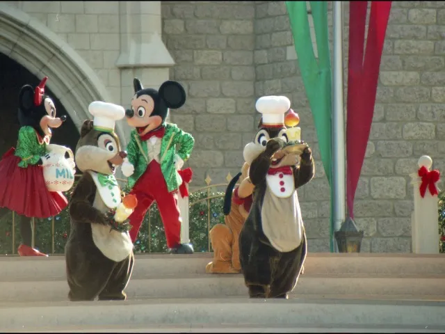 ミニー、ミッキー、デール、チップ（ミッキーのクリスマスプレゼント）