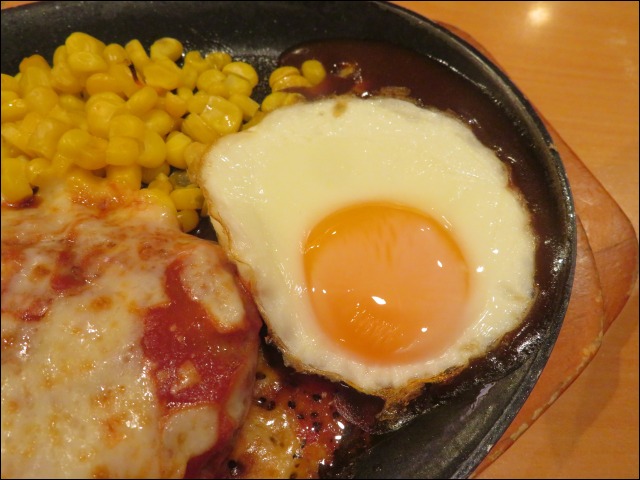 イタリアンハンバーグ 目玉焼き（サイゼリヤ）