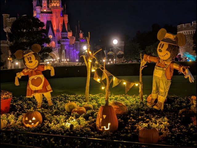 ミニーとミッキーの案山子（ディズニー・ハロウィーン 2025）