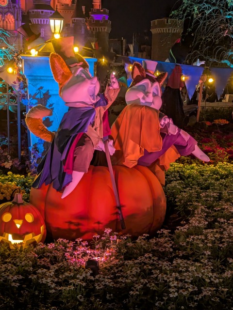 ファウルフェローとギデオンに扮するゴースト（ディズニー・ハロウィーン 2025）