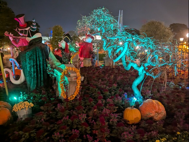 青白く光る木の枝（ディズニー・ハロウィーン 2025）