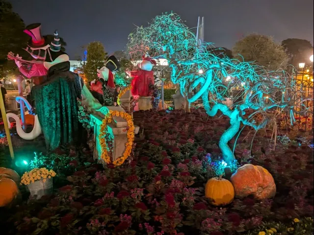 青白く光る木の枝(ディズニー・ハロウィーン 2025)