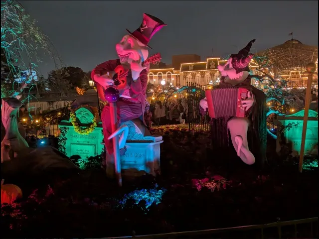 ドクター・ファシリエとマレフィセントに扮するゴースト(ディズニー・ハロウィーン 2025)