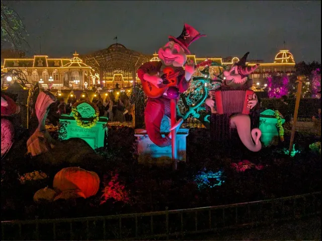 ドクター・ファシリエとマレフィセントに扮するゴースト（ディズニー・ハロウィーン 2025）