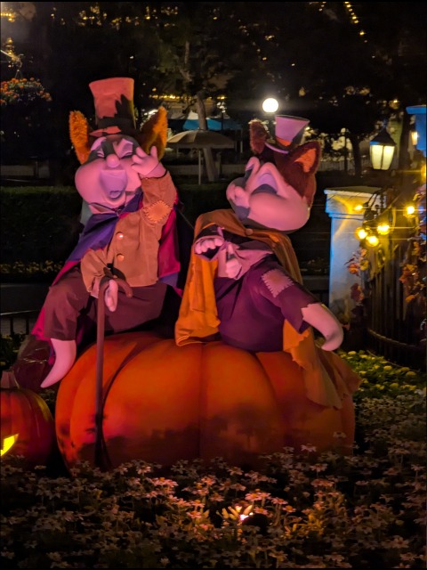 ファウルフェローとギデオンに扮するゴースト（ディズニー・ハロウィーン 2025）