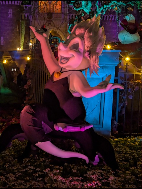 アースラに扮するゴースト（ディズニー・ハロウィーン 2025）
