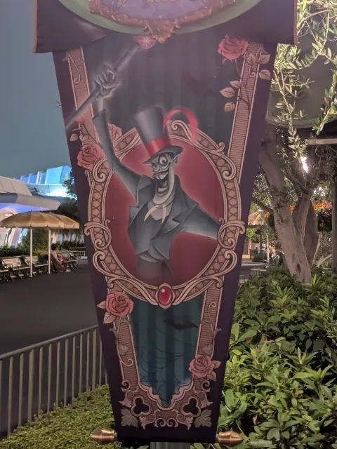 ドクター・ファシリエの旗(ディズニー・ハロウィーン 2025)