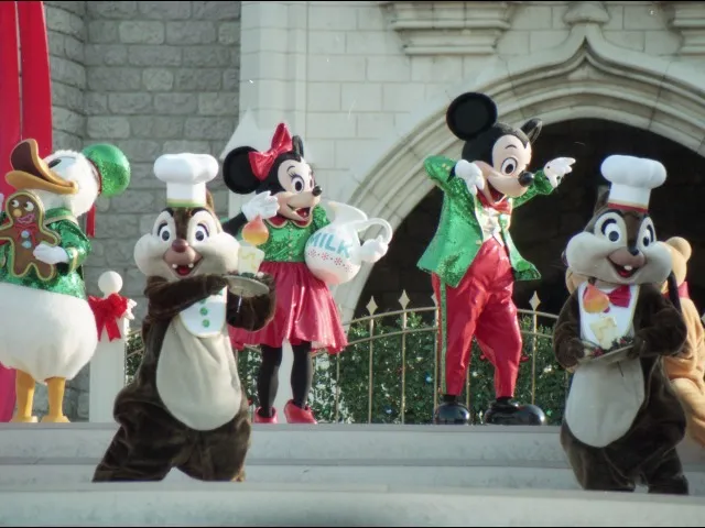 ドナルド、デール、ミニー、ミッキー、チップ（ミッキーのクリスマスプレゼント）