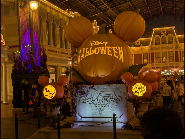 ワールドバザール中央のモニュメント 裏面（ディズニー・ハロウィーン 2025）